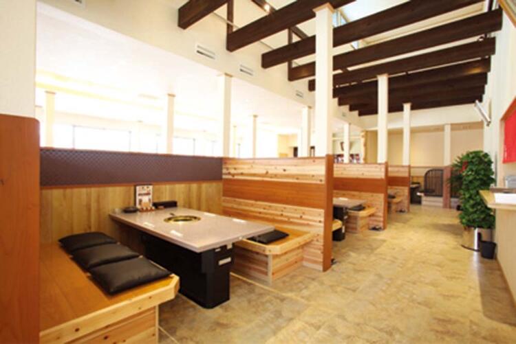 幅広い年齢層が活躍中のお店です♪