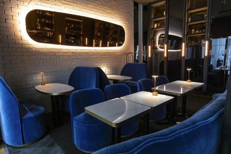 地上120m高層階で高揚感のある店内