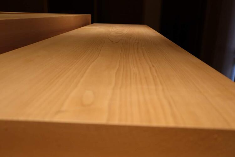 白木のカウンターで上質なおもてなし