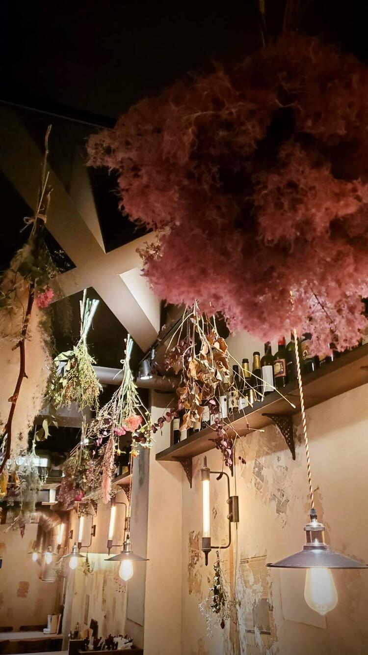 天井からのドライフラワーが店内を彩ります
