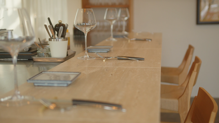 マンション最上階、木の温もり溢れる10席