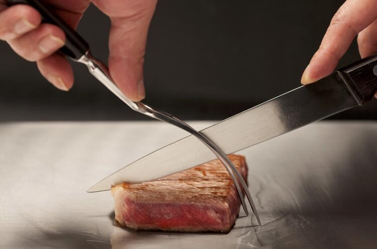 五感を刺激する鉄板・和食の本格調理