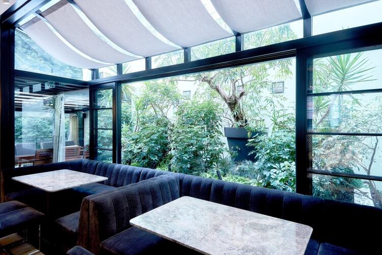 天井が高く明るく開放的な空間。