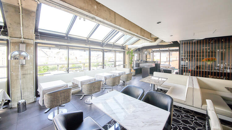 陽射しが降り注ぐ店内。