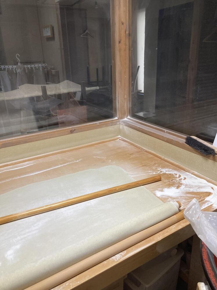 ガラス越しに職人技が見える空間