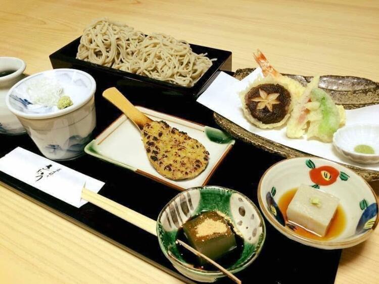 土日祝は時給1300円で稼げる