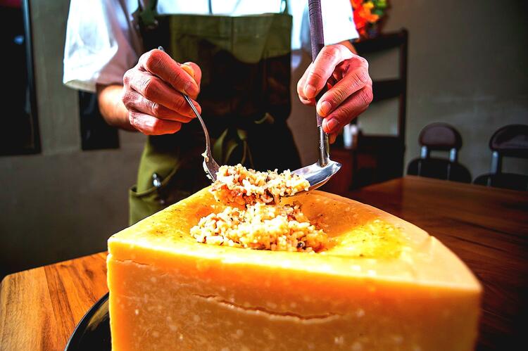 満月堂名物！目の前仕上げのチーズリゾット