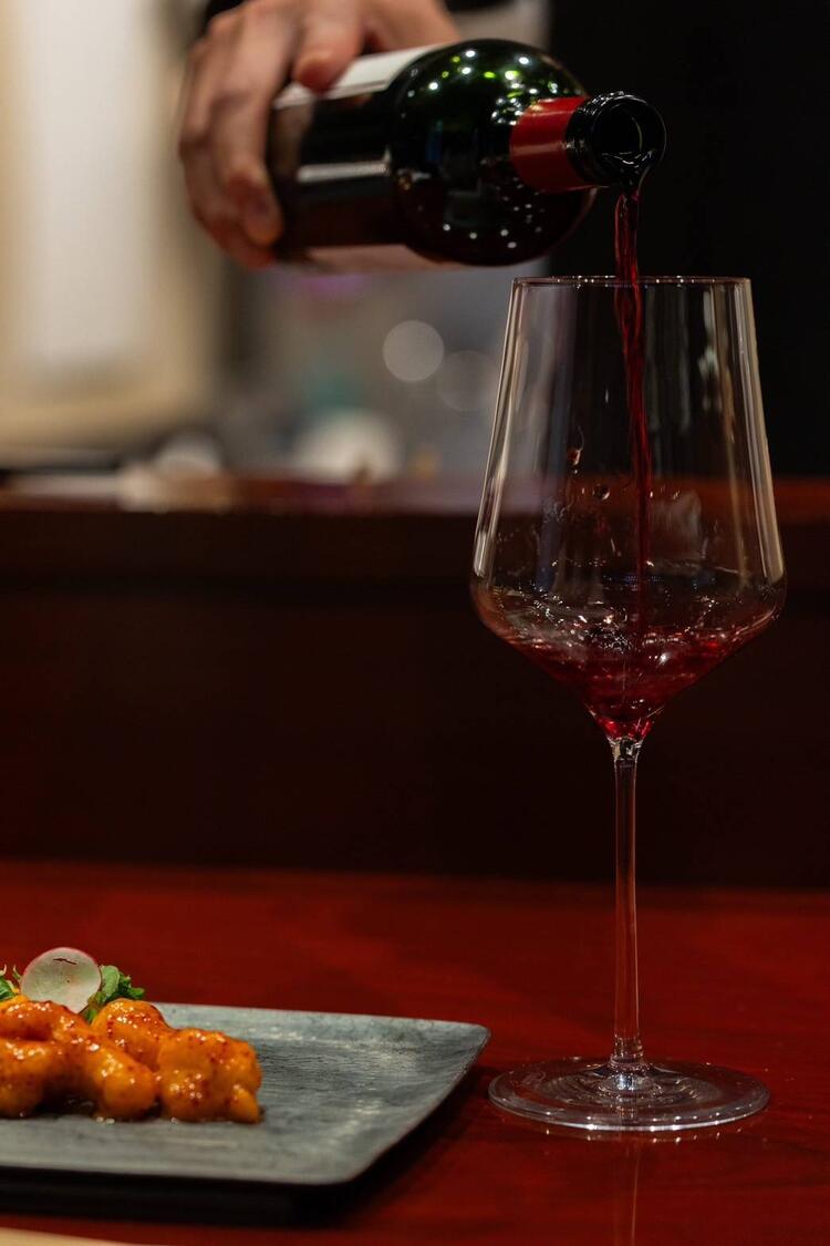 料理を引き立てる、最高の一杯を提供