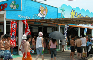 夏はプール内の巨大売店へ！活気抜群です