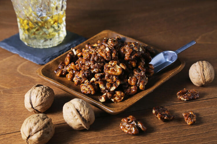 お酒と合う料理を提供