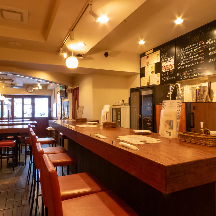 落ち着いて飲めるカウンター