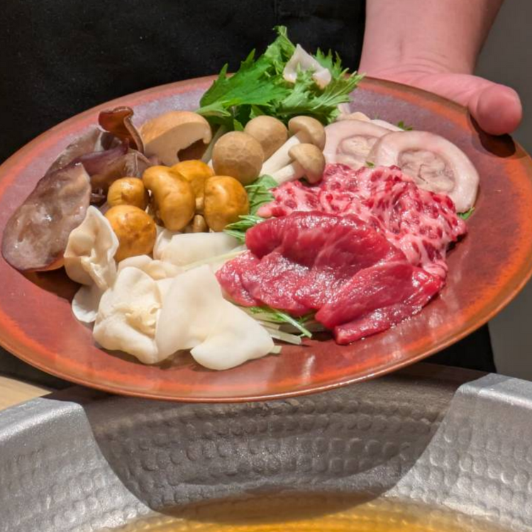 鯨と天然キノコの鍋。鍋は2ヶ月〜変更