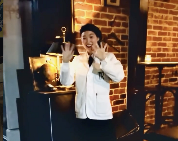 白ジャケットと黒ネクタイのスタイル。