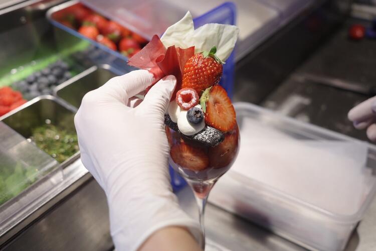 パーツも全て自家製。パフェ作りが主な業務