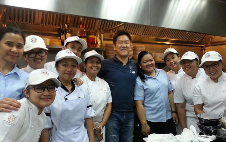 海外で活躍の道も！（真ん中が社長です！）