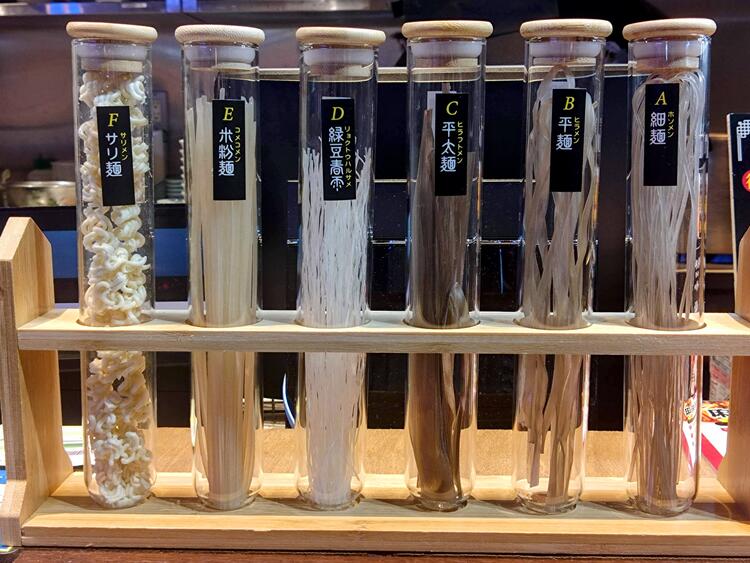 世界中の食べ物が集まっています