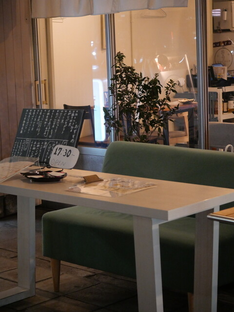 和モダンな店内＆開放的なテラス席