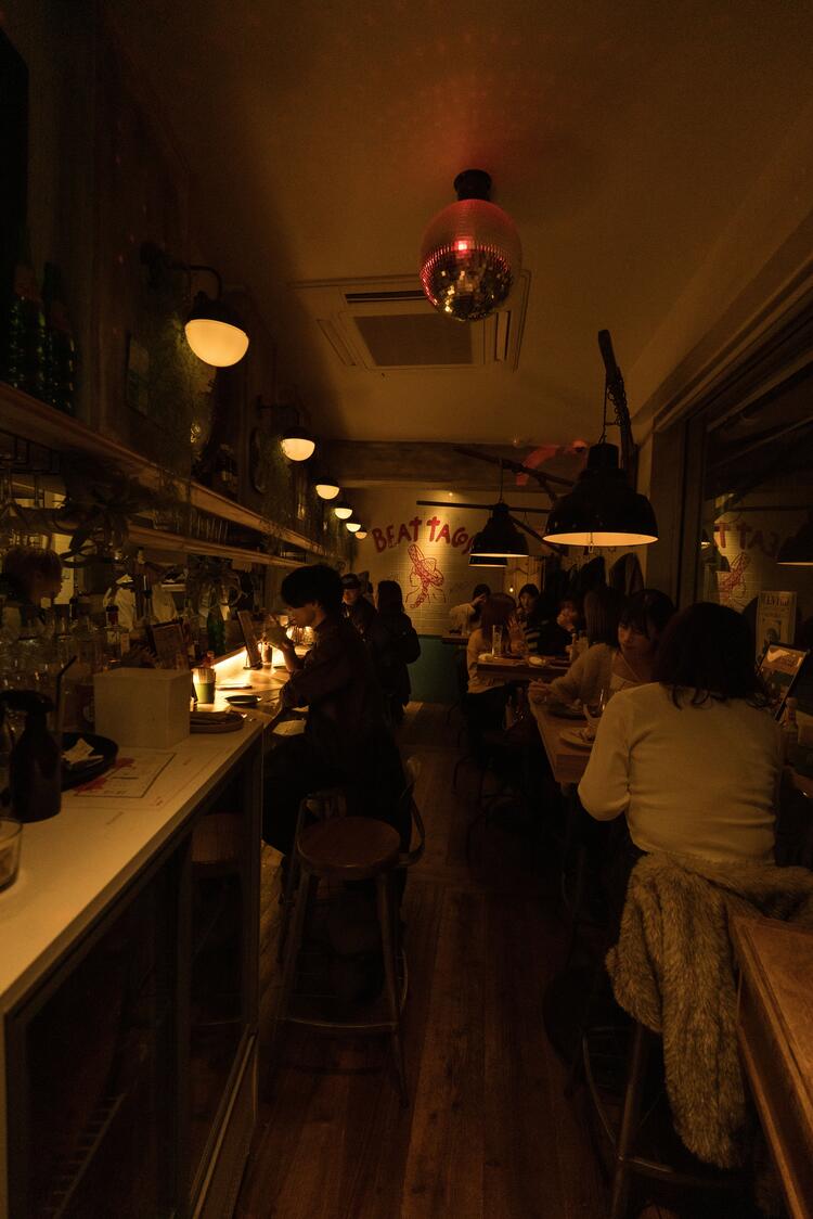 1階30席のカウンター中心の賑やかな空間