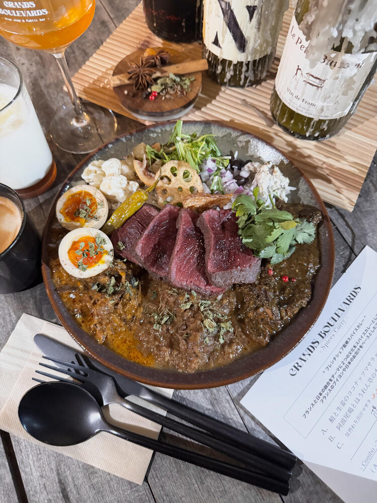 昼はスパイスカレー