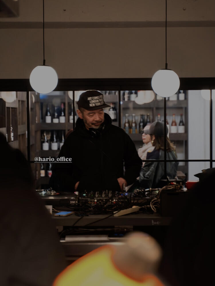 DJブース完備、奥には大きなワインセラー