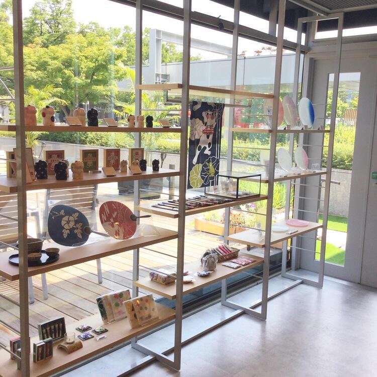 店内では伝統工芸品なども販売♪
