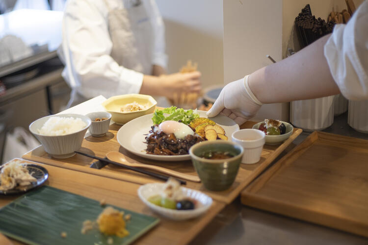 料理を所定の位置に配置します♪