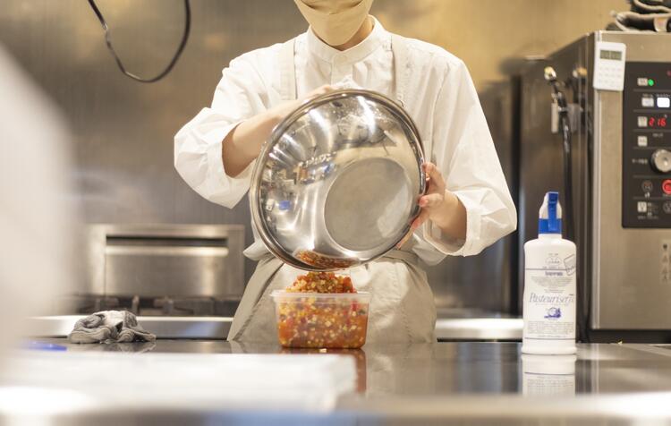 仕込みも手伝っていただきます♪