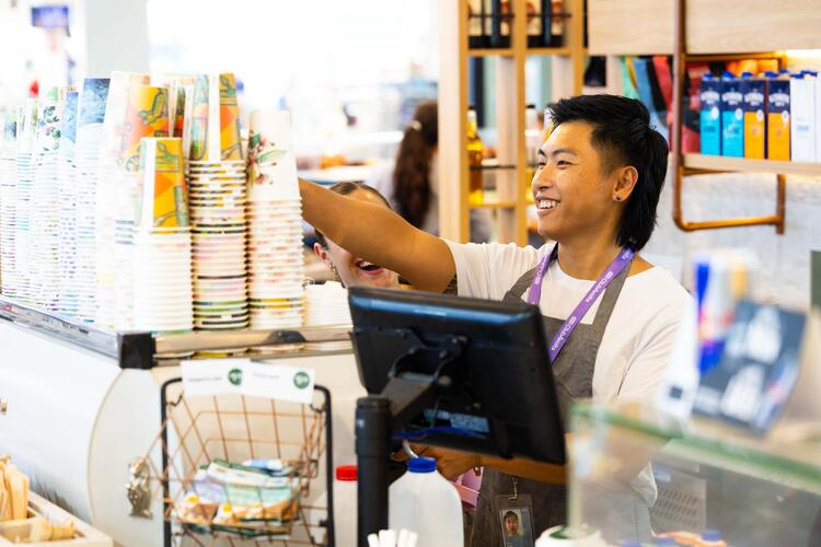 年間休日107日！早朝・深夜の送迎あり！