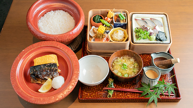 炭火と土鍋、調理に専念できます