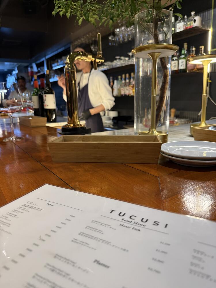 カウンター越しに、世界をつくる