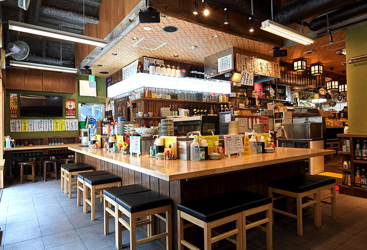 どこかレトロな雰囲気の《大衆酒場》
