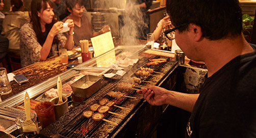 串焼きはお客さまの目の前で調理！