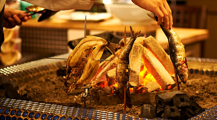 炭火でじっくりと調理◎