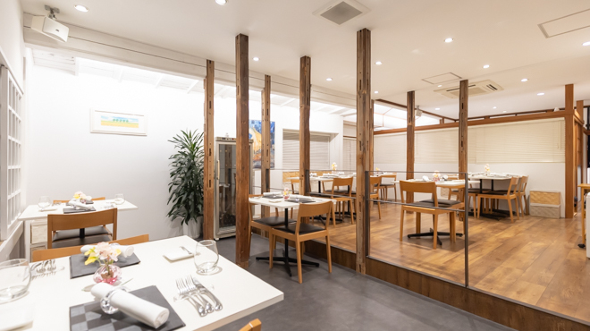 古民家をリノベーションした和洋折衷の店内