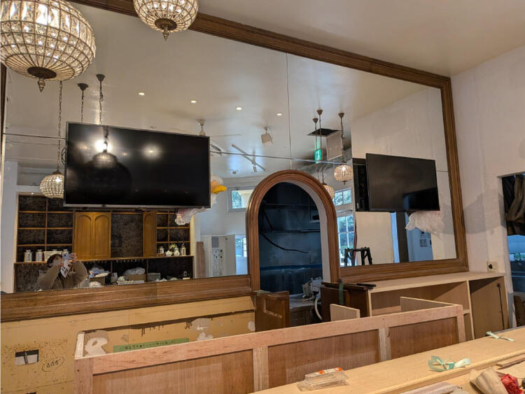 カウンター上にモニターを設置！