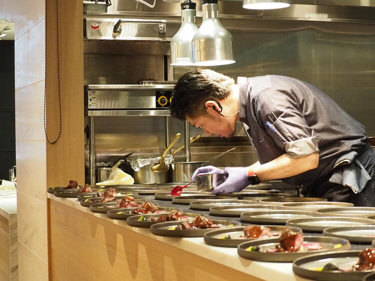 天候に左右されない、全天候型の会場