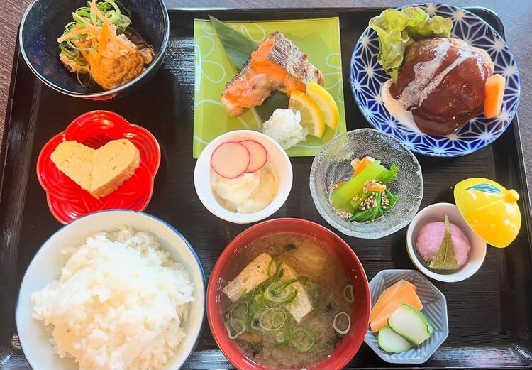 大人の女性やご家族連れが来店されます