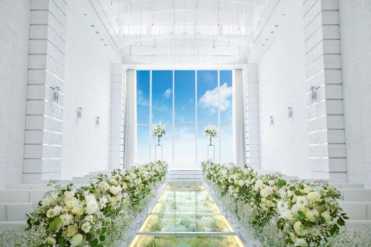 天井高8メートル！純白のチャペル