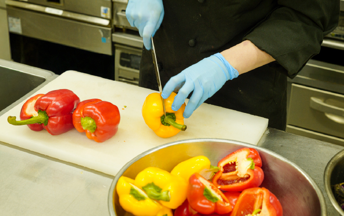 早朝の時間は仕込みなど調理補助がメイン