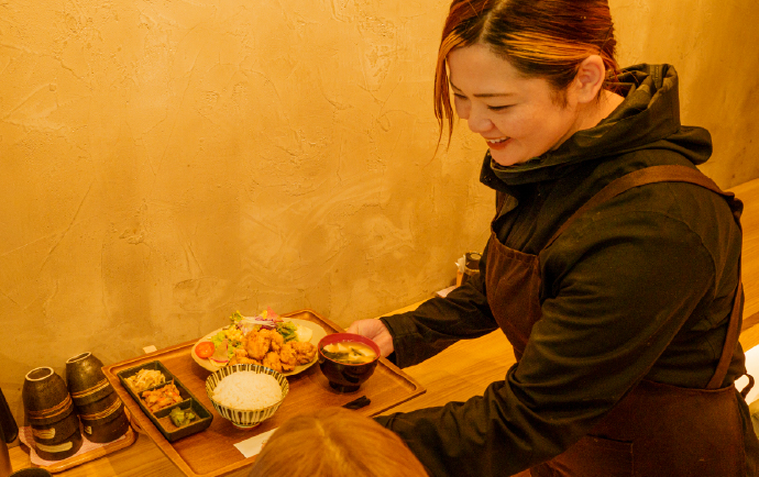 あたたかい定食を笑顔でお届け