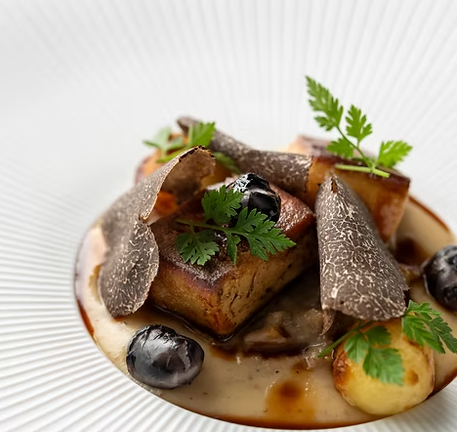 妥協なき一皿。料理長の右腕として立つ。