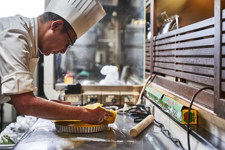 お客さんの為に料理を作る料理長