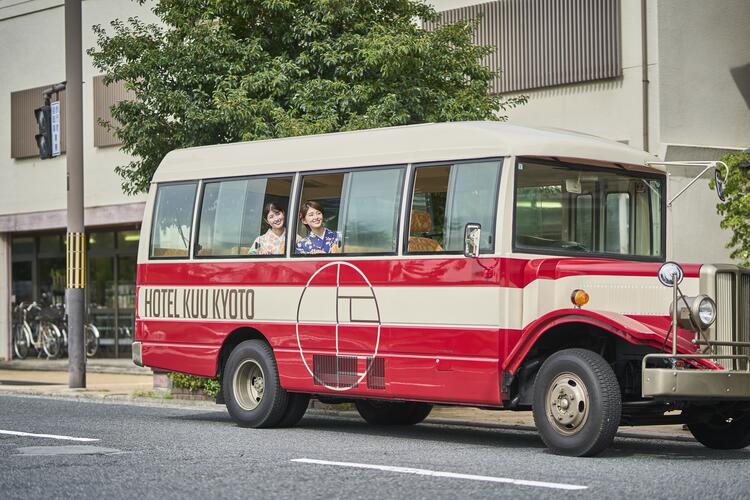 朝食後にホテルレトロバスで送迎