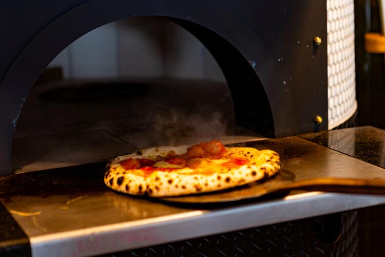 自慢のピザ窯で焼き上げます♪