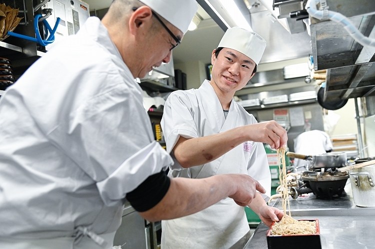 そば盛付指導　基本を丁寧に指導します