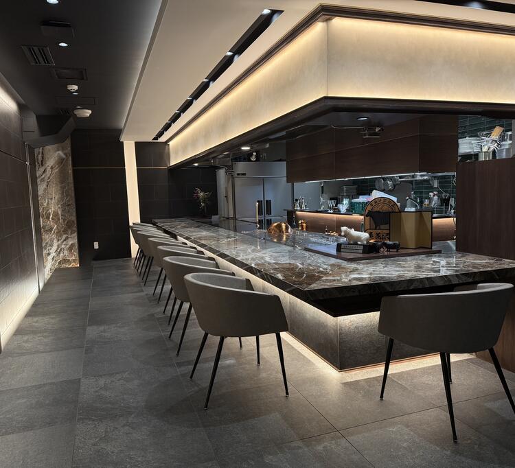 座席前にある鉄板でシェフが料理を提供