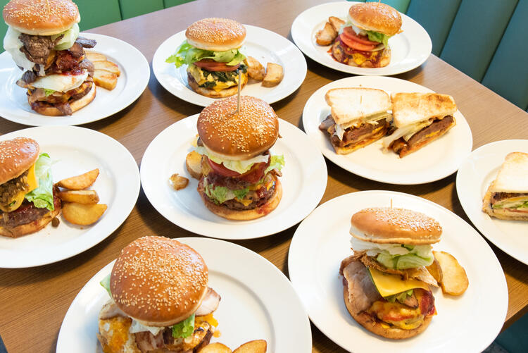 昼はバーガー、夜は、和牛焼肉中心