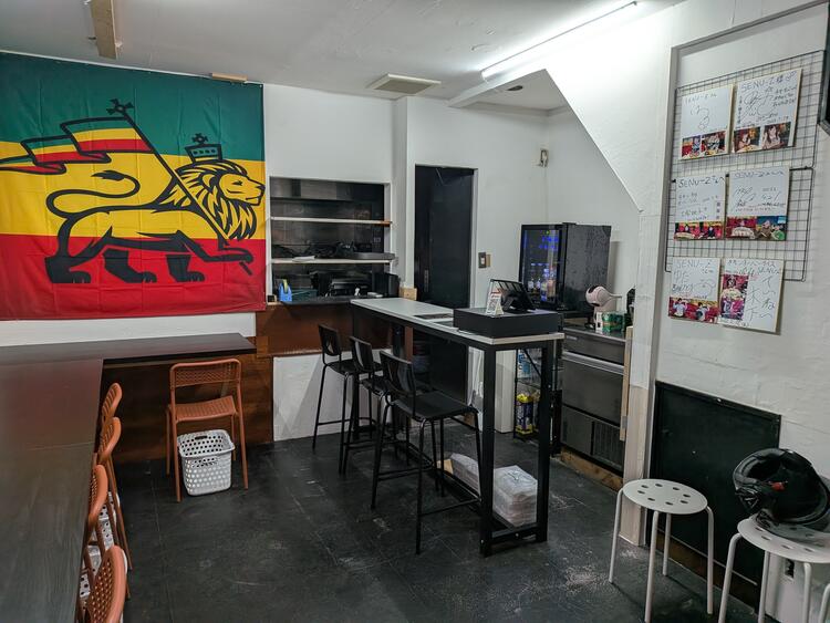 店内右手には３席のカウンターテーブル