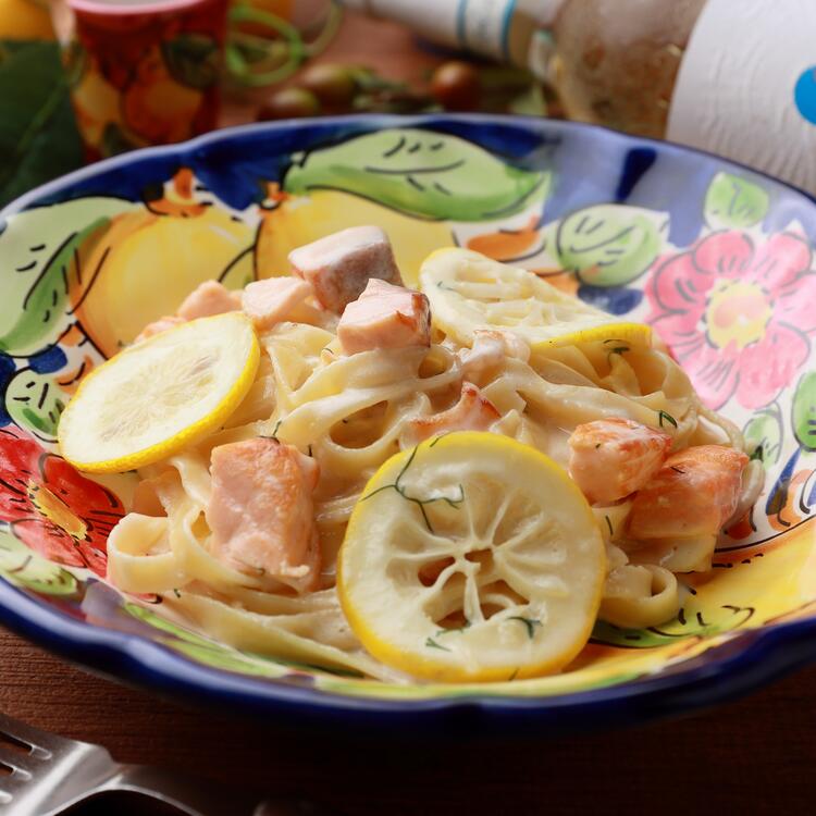 陶器のお皿も自社で輸入