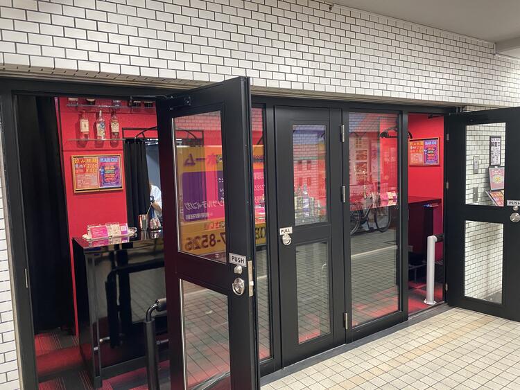 隠れ家的な場所にお店があります